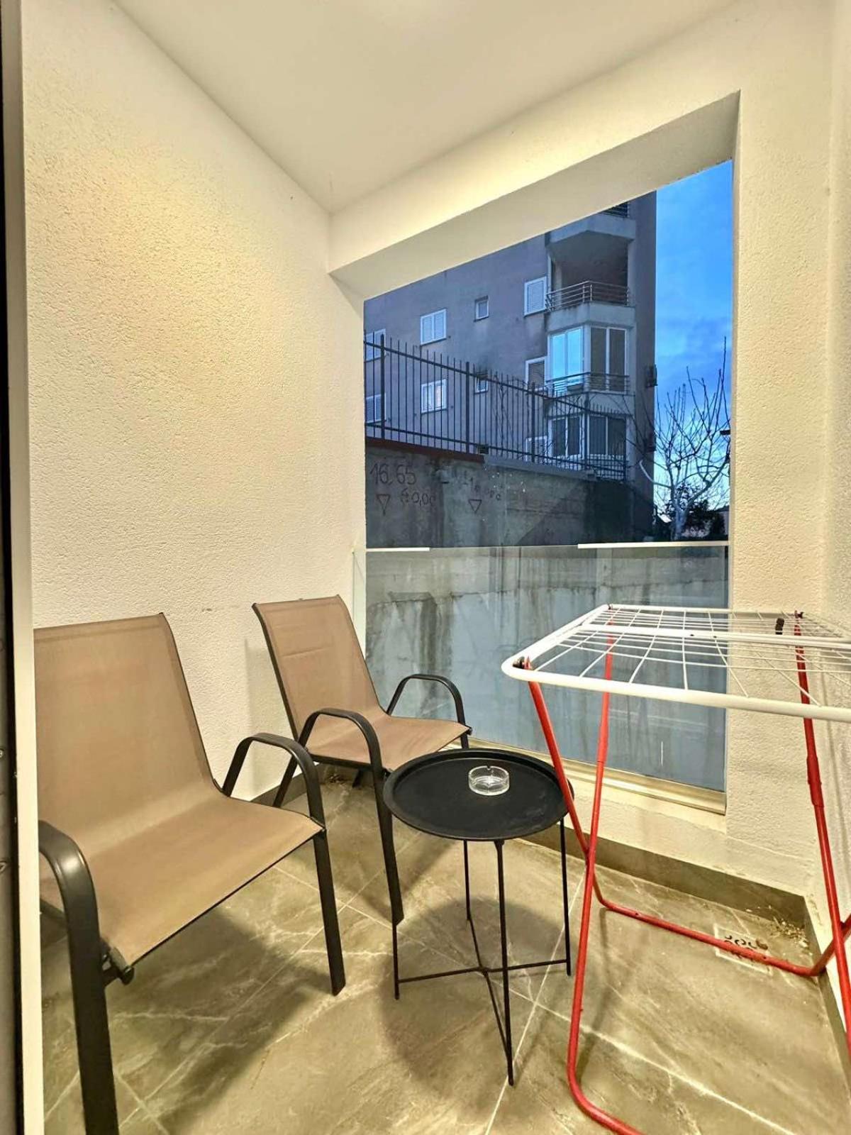 Modern One Bedroom *