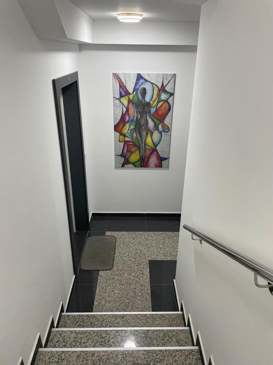 Modern One Bedroom Apartment *